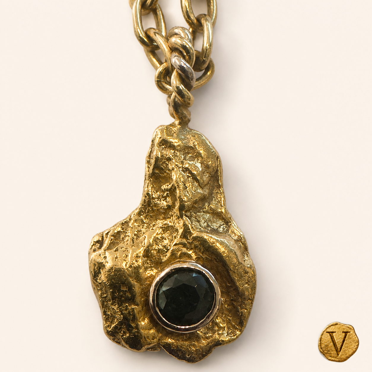 Barakà solid 24ct gold pendant with round Australian emerald, front view