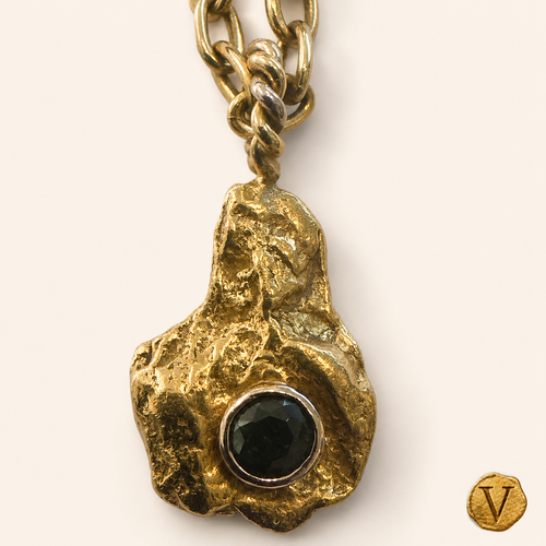 Barakà solid 24ct gold pendant with round Australian emerald, front view