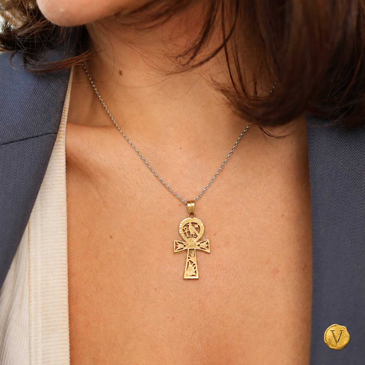 The 18ct yellow gold Ankh pendant worn at the neckline with Victoire seal
