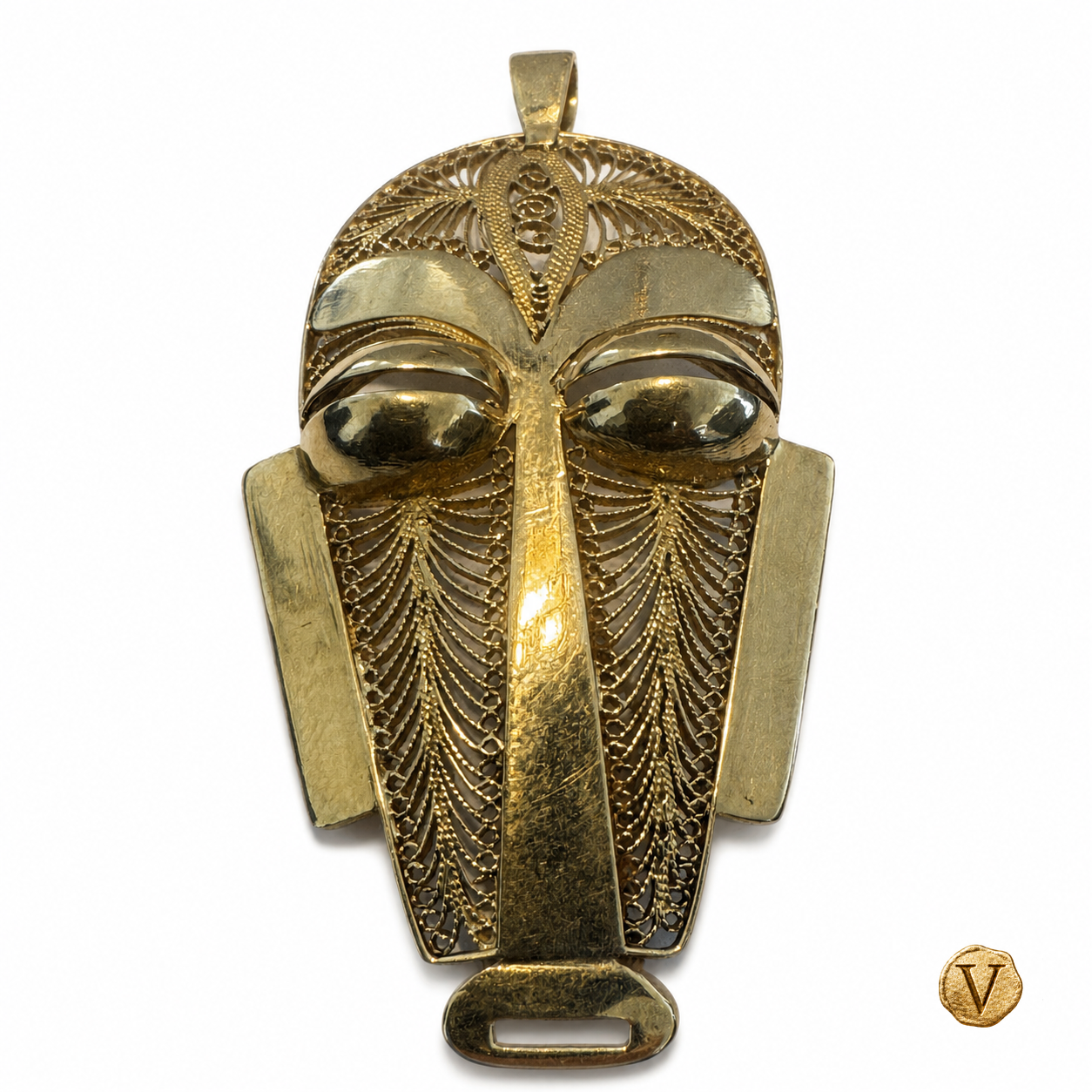 Le Masque d'Or 18ct gold filigree pendant, raised-eye and wirework detail, clean white catalogue background, Victoire V stamp