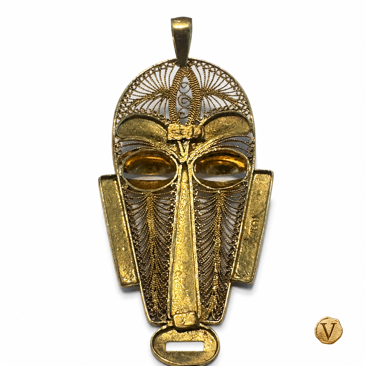 Le Masque d'Or 18ct gold filigree pendant, 750 hallmark visible, clean white catalogue background, Victoire V stamp