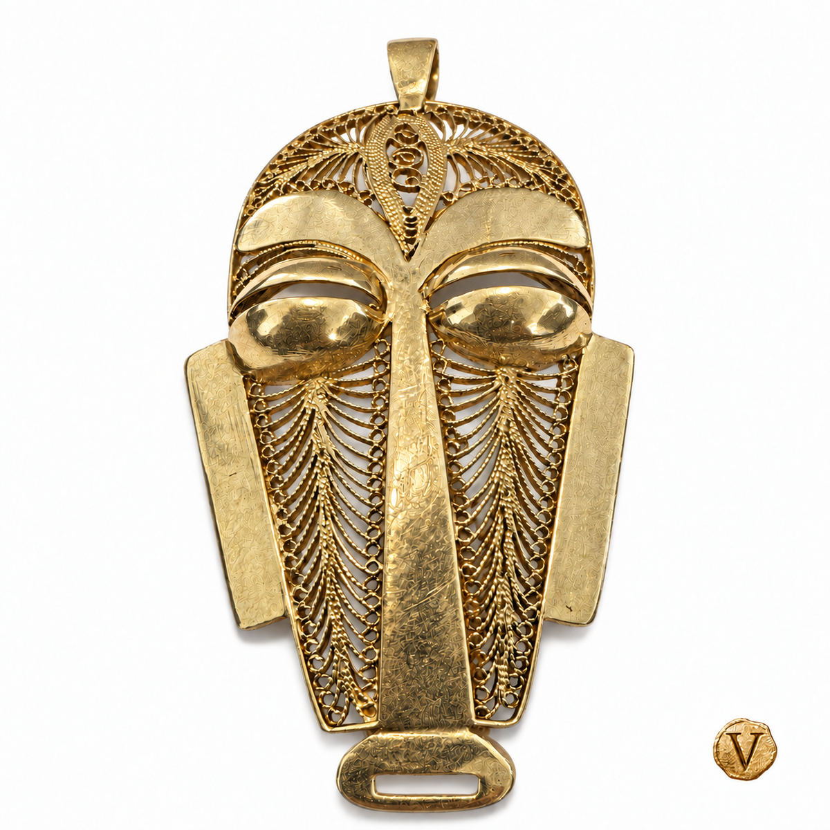 Le Masque d’Or — close view of engraved gold and filigree